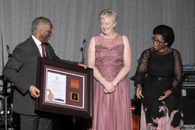 Denise Nicholson was awarded the 2021 Unisa Calabash Award for Outstanding Educator by Chancellor Dr Thabo Mbeki. Next to her is Unisa VC Prof Puleng LenkaBula.
